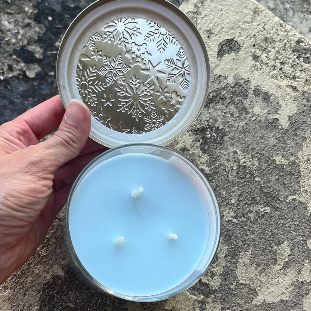 New Bath & Body Works Blue and Silver Candle Frozen Lake - Picture 7 of 10